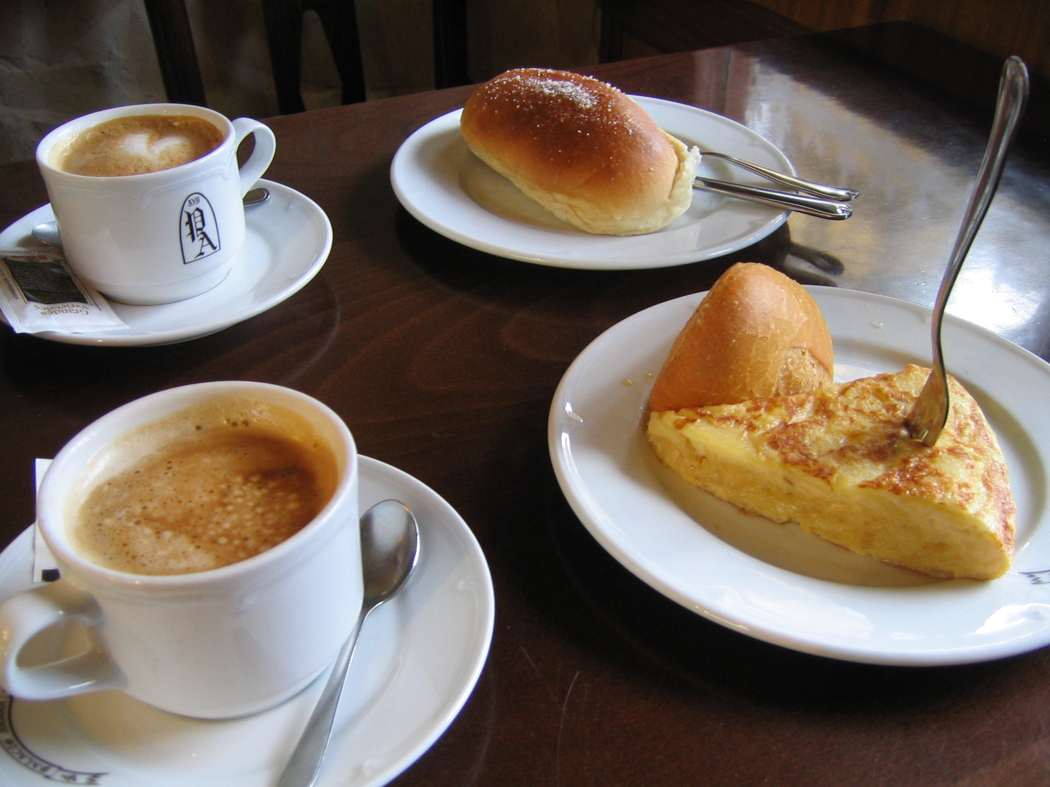 Desayuno_con_dos_cafés,_bollo_y_tortilla